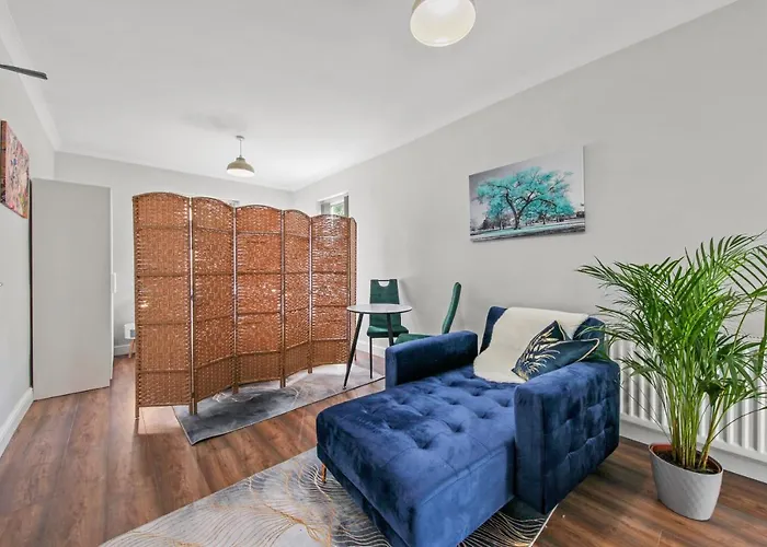 Stunning Studio Flat With Free On-Street Parking!