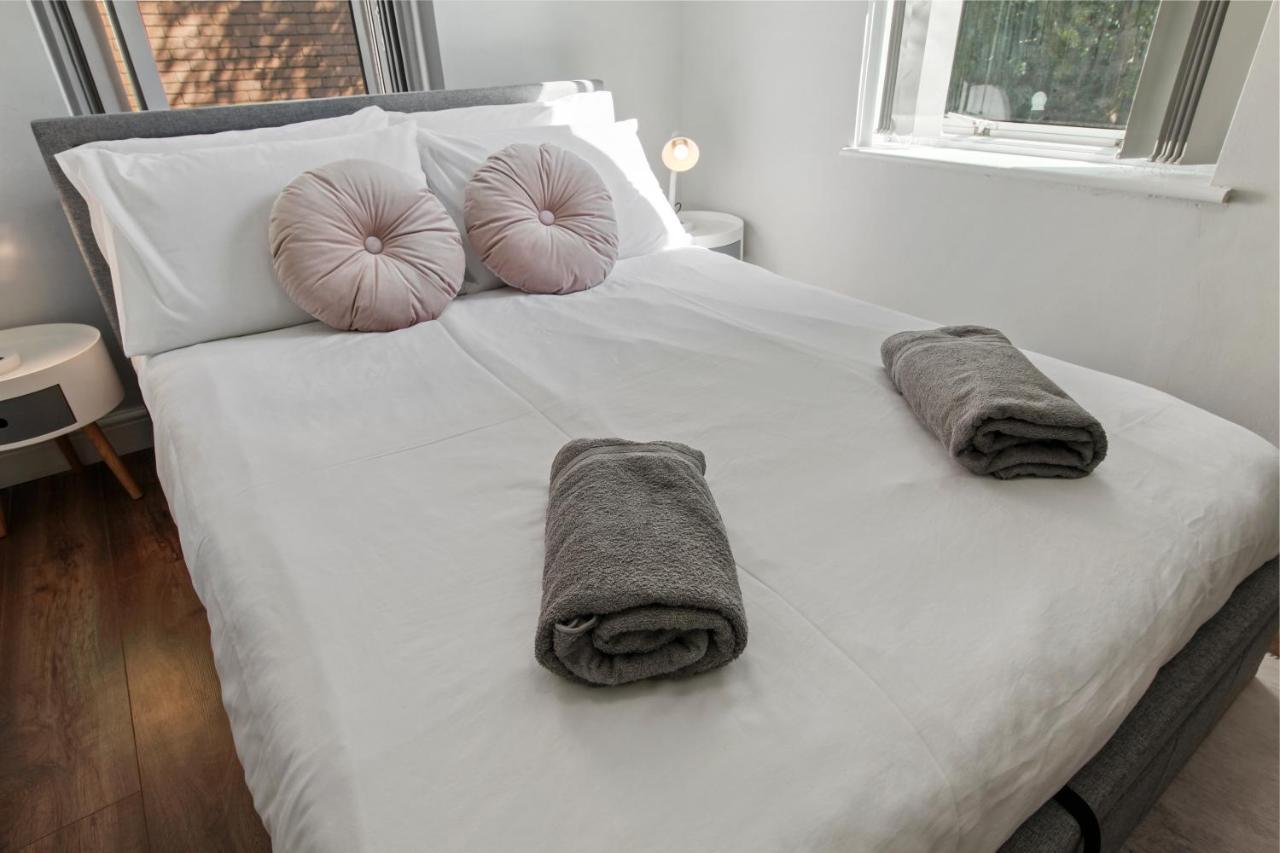 Stunning Flat With Free On-street Parking!