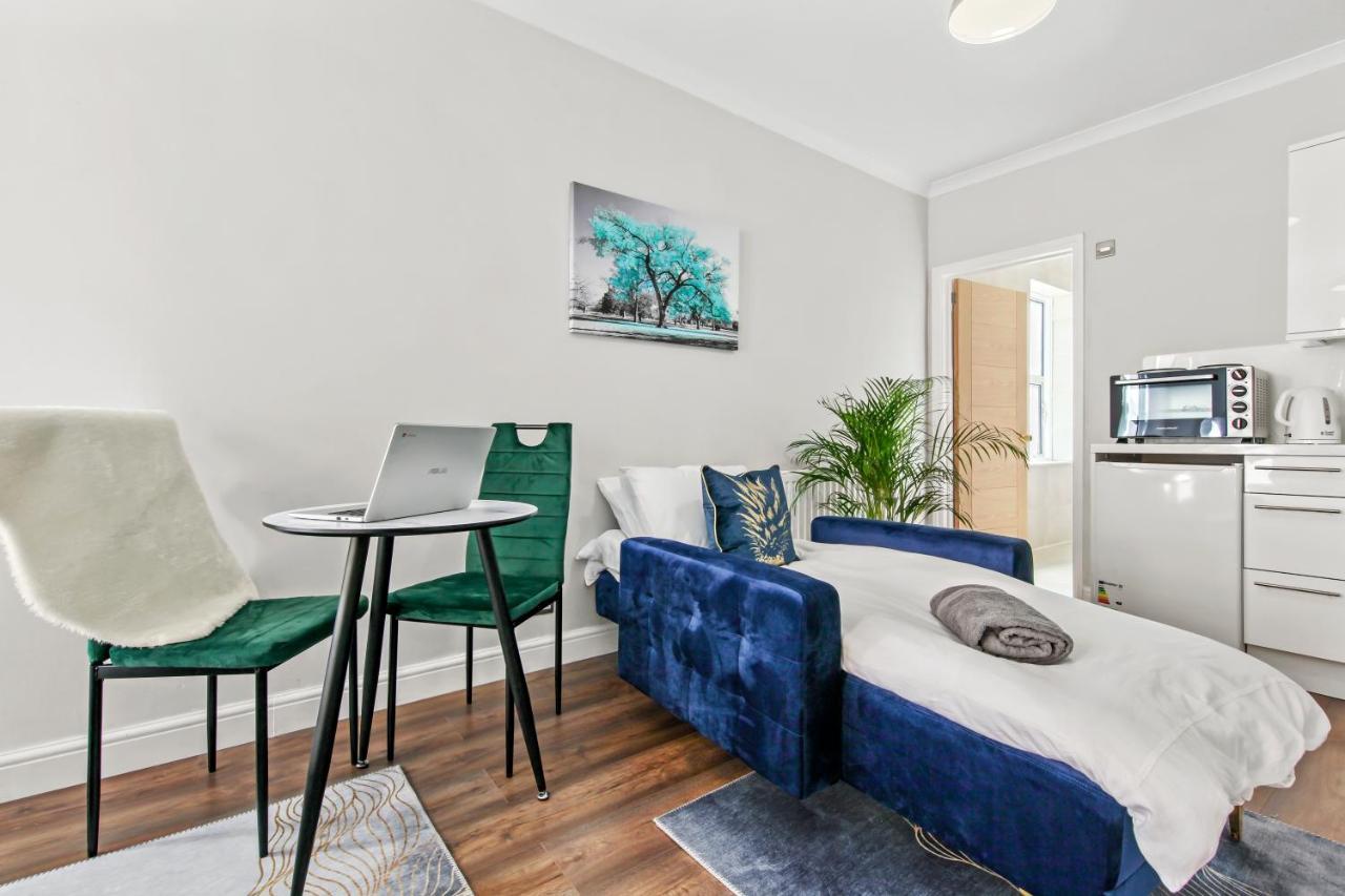 Apartment Stunning Flat With Free On-street Parking!