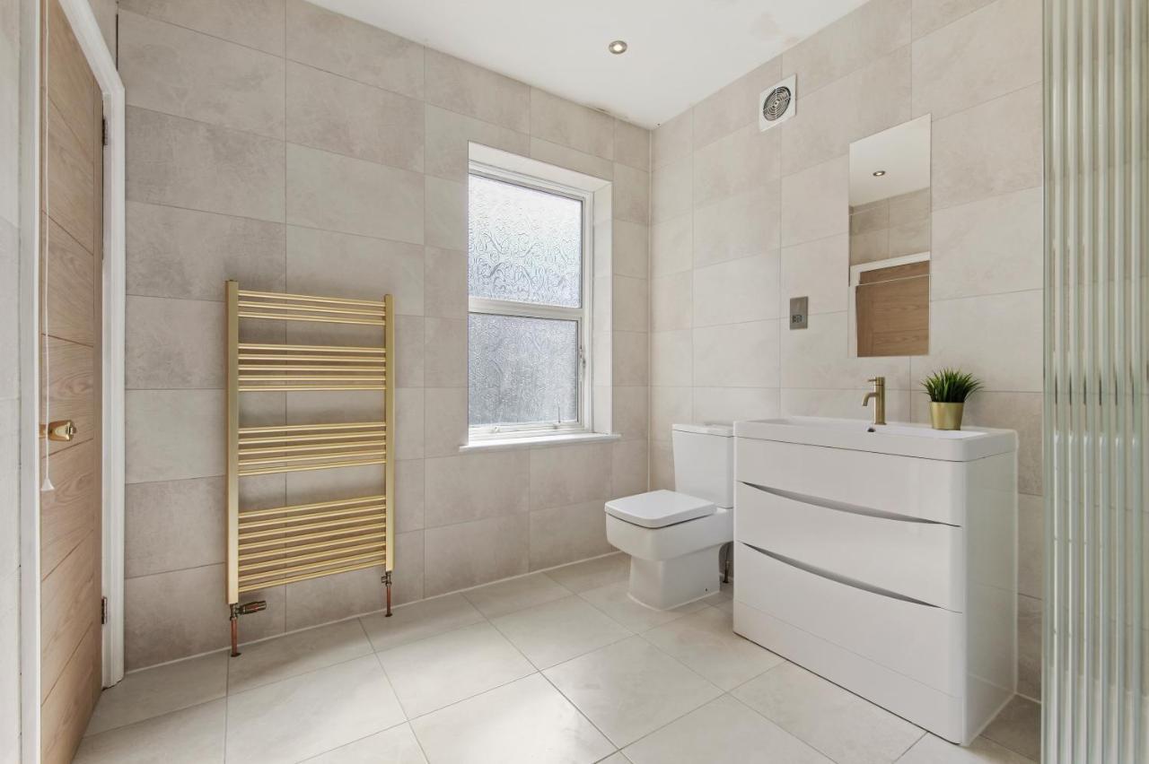 Stunning Flat With Free On-street Parking! *