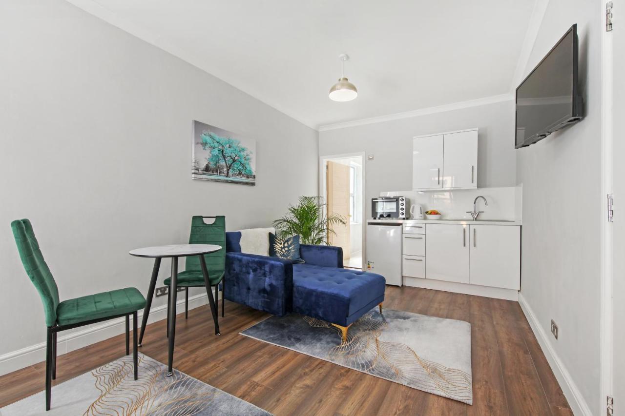 Apartment Stunning Flat With Free On-street Parking!