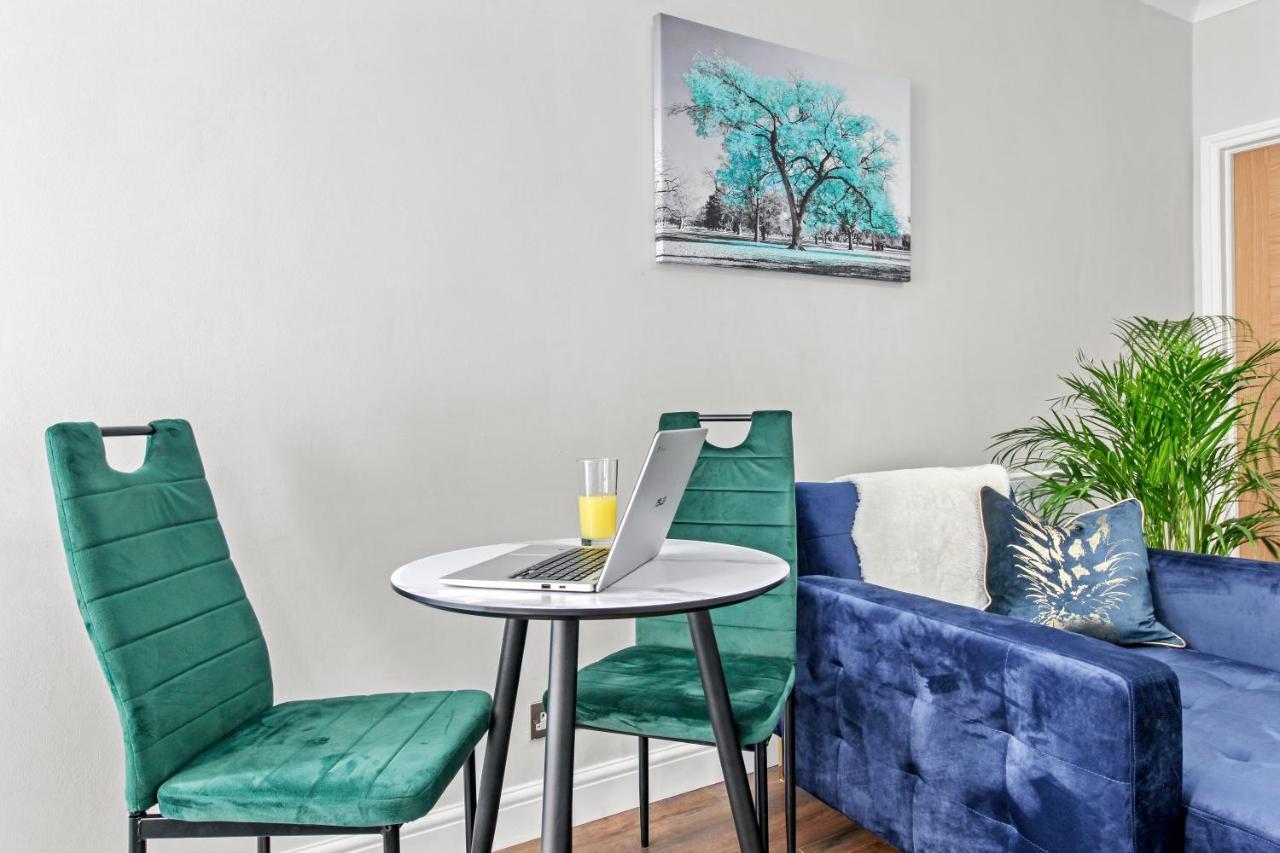 Apartment Stunning Flat With Free On-street Parking! *