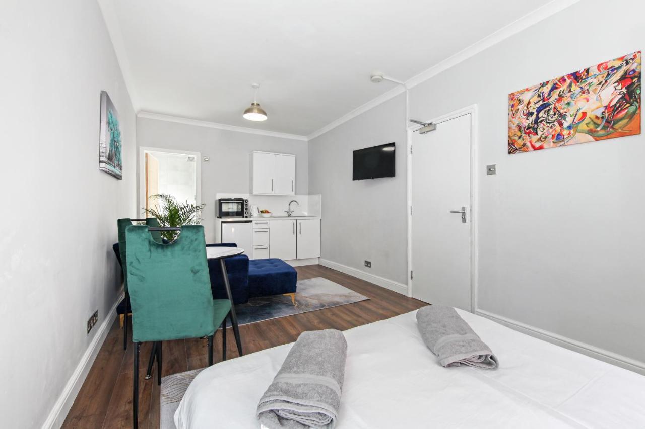 Stunning Flat With Free On-street Parking! *