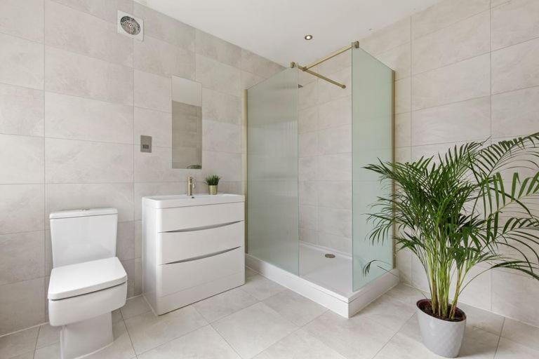 Stunning Flat With Free On-street Parking!